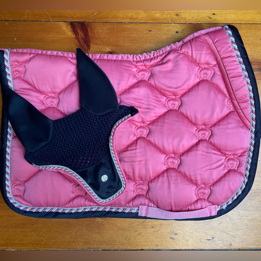 PS of Sweden Cranberry Pony Pad & Bonnet
